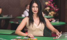 Un croupier d'Evolution Gaming