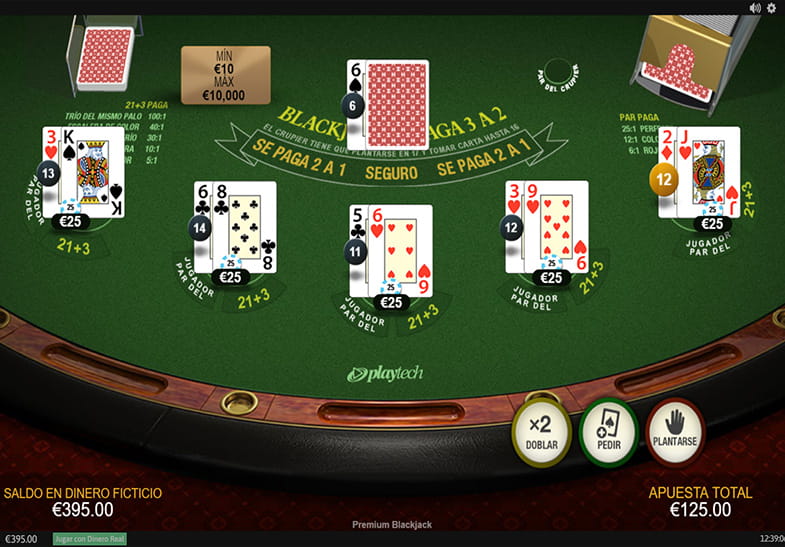 Mesa del blackjack Premium con las cartas repartidas en cinco manos.