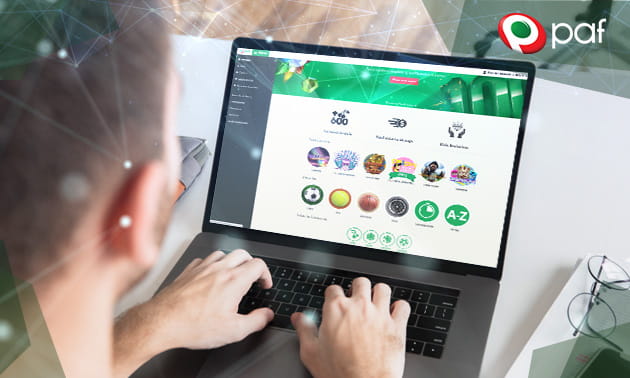 Ordenador portátil con la página web de Paf en la pantalla