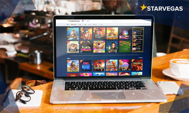 Ordenador portátil con la página web de Starvegas Casino en la pantalla