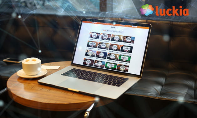 Ordenador portátil con la página web de Luckia en la pantalla