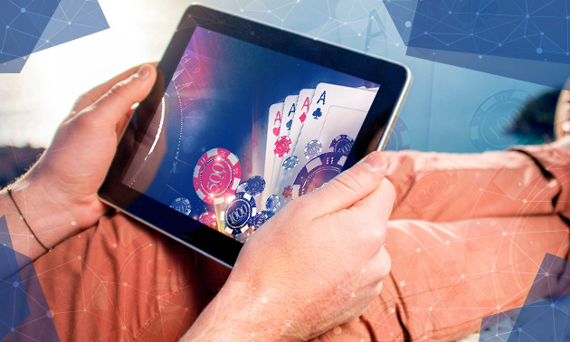 Alguien juega en un casino online desde un móvil.