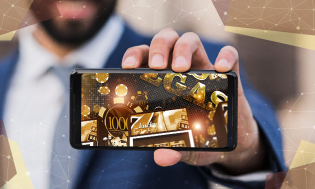 Una persona muestra un celular con juegos de casinos online en Ecuador en la pantalla.