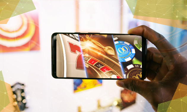 Una persona sujetando un celular mientras juega en un casino online puertorriqueño.