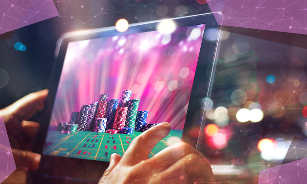 Una persona juega en un casino online de Paraguay desde una tablet.