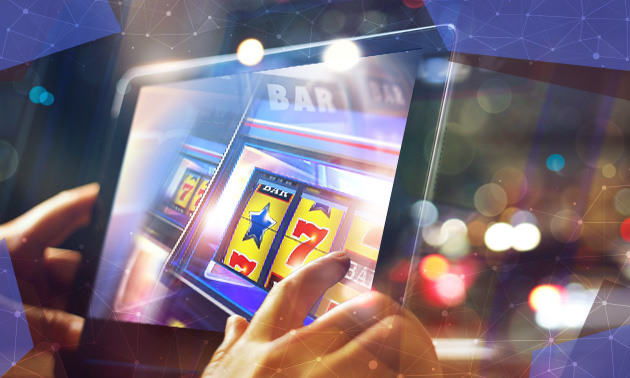 Persona jugando en un casino online de Chile desde una tablet.