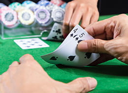 une main de deux cartes à la table du casino