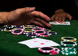 Jetons de casino sur une table