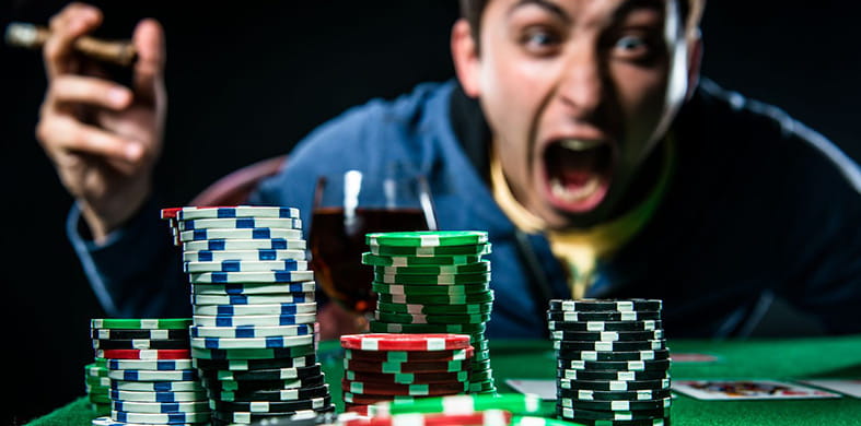 joueur en colère à une table de casino