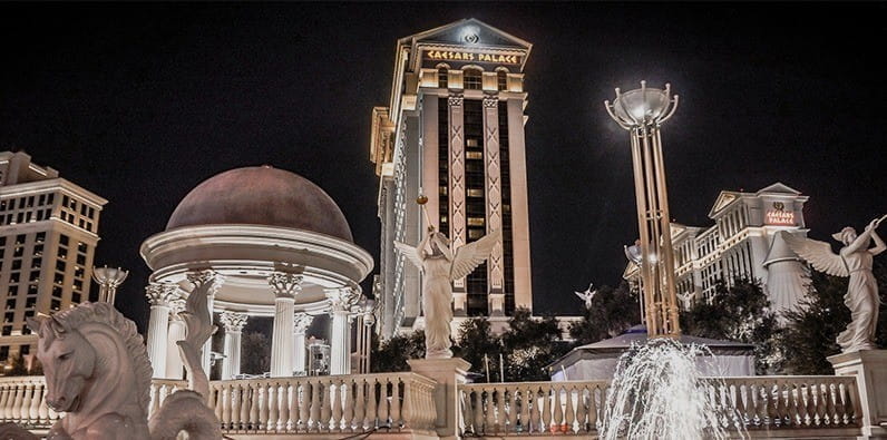 Casino Caesars Palace à Las Vegas pendant la nuit.