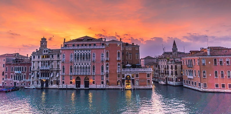 Vue panoramique du Casino de Venise au coucher du soleil