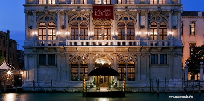 Vue de la façade du Casino de Venise la nuit