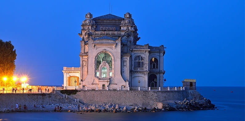 El edificio del Constanta Casino al caer la noche