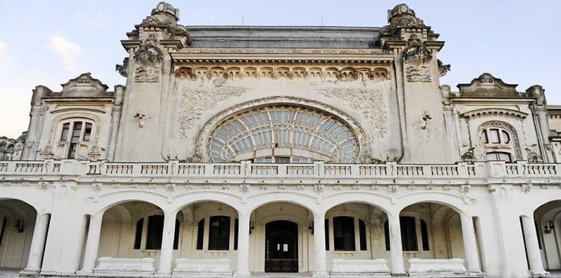 Vue principale de la façade du Casino de Constanta