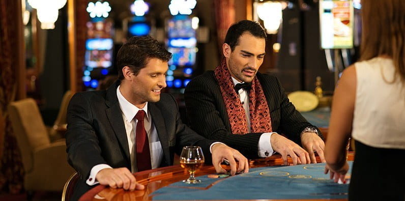 Deux hommes jouant au casino