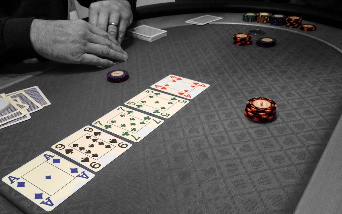 Une table de casino avec des cartes et des jetons de poker