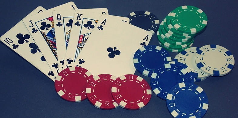 La meilleure combinaison de cartes au poker: quinte flush royale