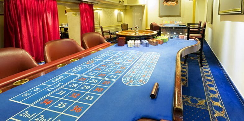 Décorer l'intérieur d'une maison dans le style d'un casino.