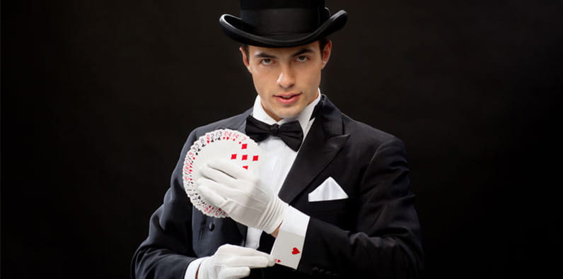L'illusionniste David Copperfield avec des cartes à jouer à la main
