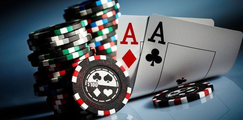 Jetons de poker et deux cartes d'As