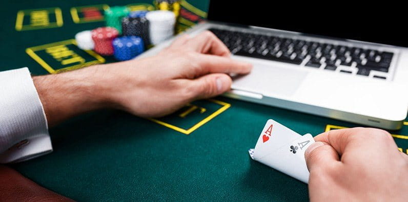 Clavier d'ordinateur sur une table de casino