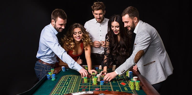 Jouer à la roulette dans un casino.