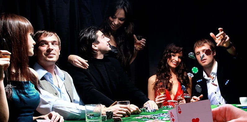 Table de poker avec des joueurs habillés de manière appropriée.