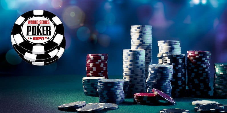 Jetons de casino empilés et le nom du tournoi des World Series of Poker