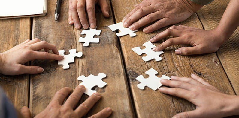 Pièces de puzzle sur une table en bois