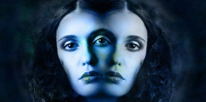 Una cara femenina y su reflexión de espejo.