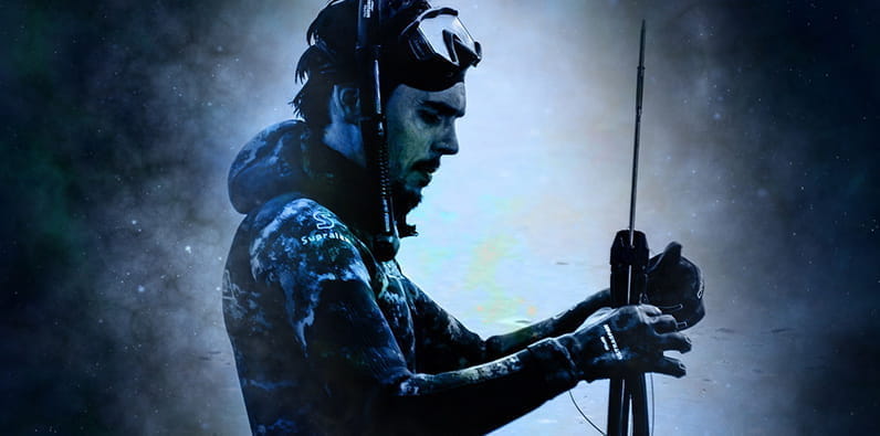 Un hombre en equipo de buceo en un fondo del cielo nocturno