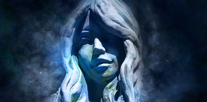 Una estatua de mujer joven con luces del cielo nocturno