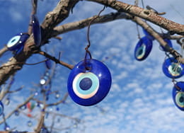 Amulette Nazar turque représentée par un œil de couleur bleue.