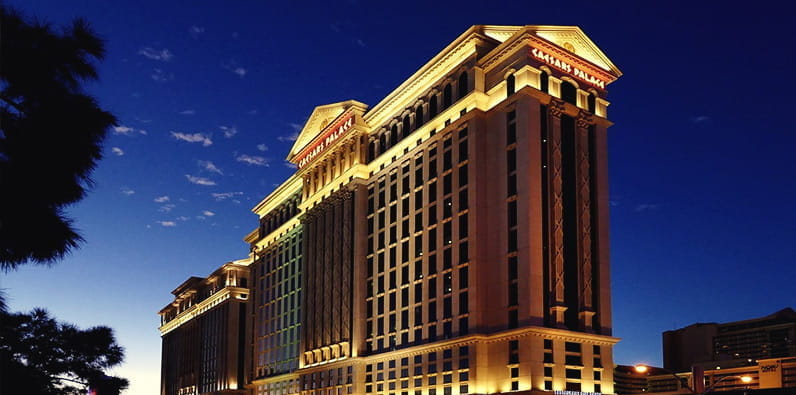 Bâtiment de l'hôtel Caesars Palace à Las Vegas la nuit