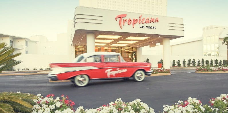 Une voiture rouge à l'entrée principale de l'hôtel Tropicana à Las Vegas