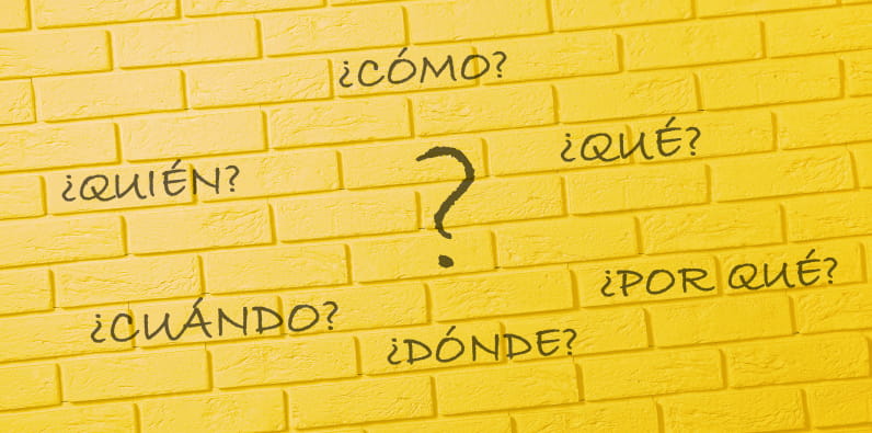 Un mur dessiné avec les mots "qui", "comment", "quoi", "pourquoi", "où", "quand"