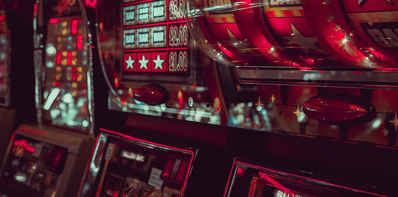 Machines à sous dans un casino physique