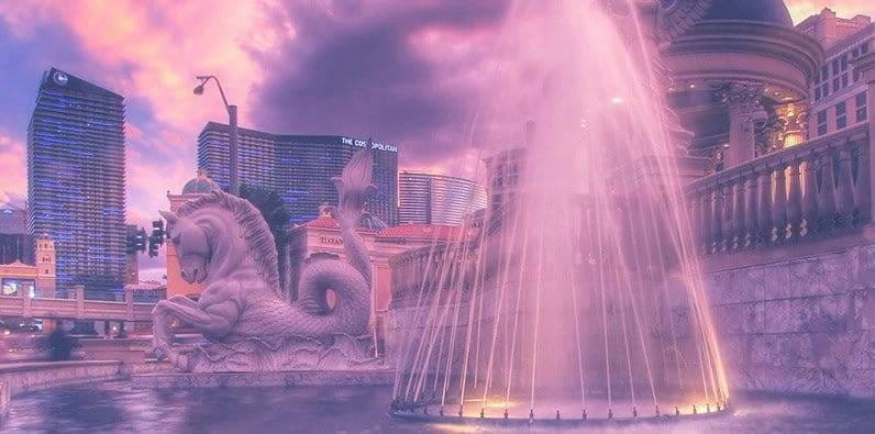 Una fuente delante de un hotel en el Strip de Las Vegas