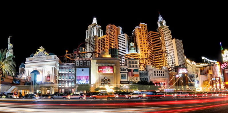 Une vue panoramique sur le Strip de Las Vegas la nuit