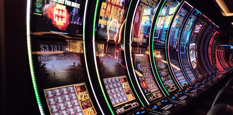 Machines à sous dans un casino physique
