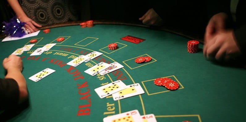 Mesa de blackjack en un casino con fichas y cartas de juego