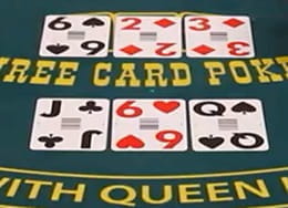 Table de poker à trois cartes avec deux mains de trois cartes chacune