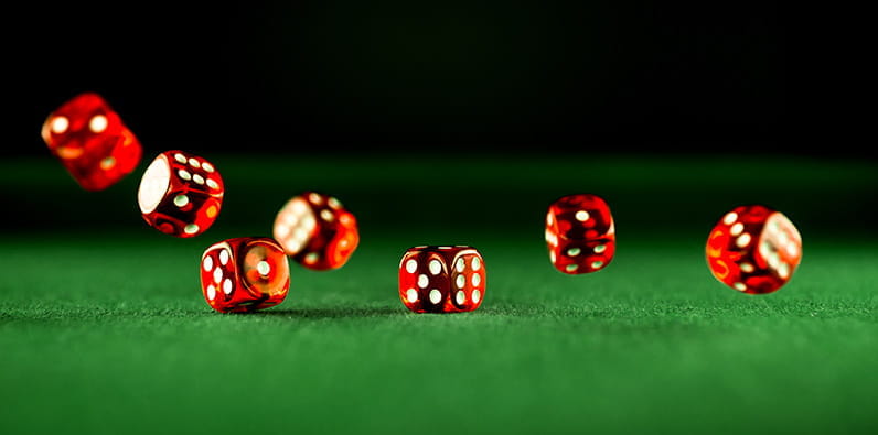 Plusieurs dés rouges sur une table de casino