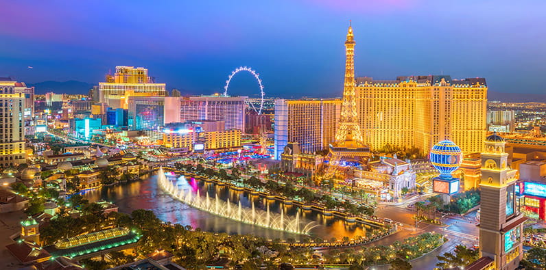 Vista aérea del Strip de Las Vegas de noche.