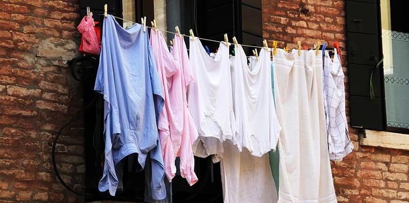 Vêtements allongés sur une corde à linge dans la rue