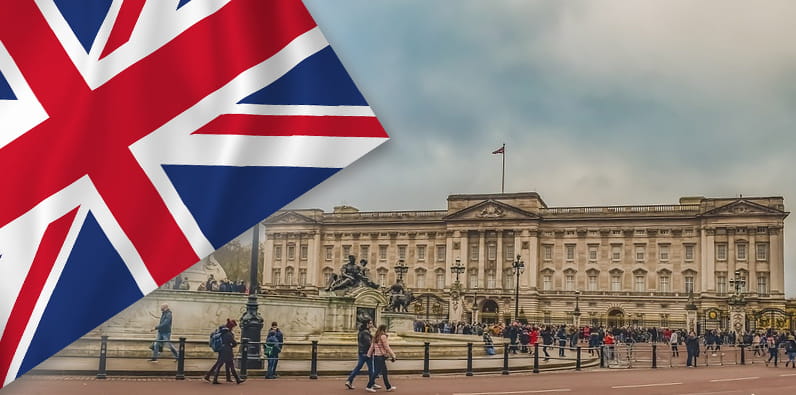 Le palais royal britannique et le drapeau national du Royaume-Uni