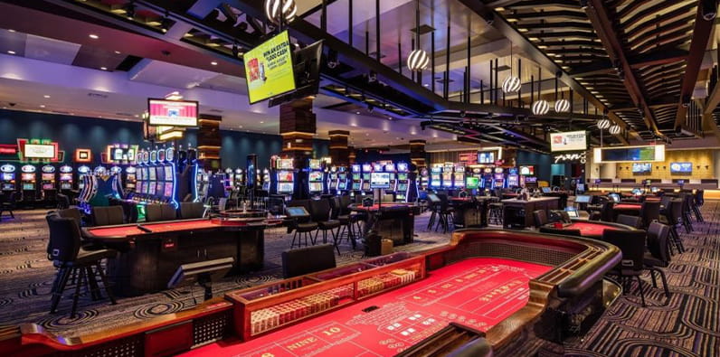 Salle de jeux de table et machines à sous