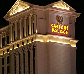 Vue de la façade avec le logo de l'hôtel et casino Caesars Palace à Las Vegas