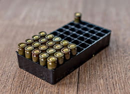 Una caja de munición real medio llena