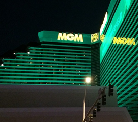Vue lointaine du bâtiment de l'hôtel MGM Grand Las Vegas